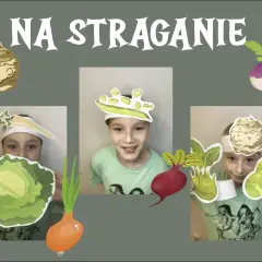 Dzieci w strojach warzyw, jak z wiersza "Na straganie" Jana Brzechwy, bawią się z wyciętymi z papieru marchewkami, kapustą i cebulą.