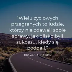 Droga przez pustynny krajobraz z cytatem o życiu: "Wielu życiowych przegranych to ludzie, którzy nie zdawali sobie sprawy, jak blisko byli sukcesu, kiedy się poddali." - Thomas A. Edison.