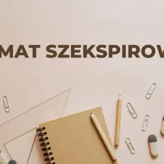 Na tle przyborów szkolnych widnieje napis "DRAMAT SZEKSPIROWSKI", sugerujący analizę cech dramatu Szekspirowskiego.