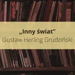 Na półce z książkami widnieje cytat „Inny świat” Gustawa Herlinga-Grudzińskiego, zapraszając do podróży w nieznane.