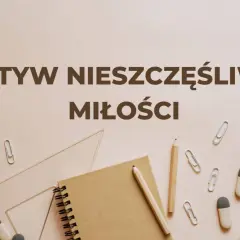 Motyw nieszczęśliwej miłości, jak zapisany na kartce zeszytu, otoczony przyborami szkolnymi.