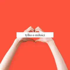 Dłonie tworzą serce na tle w kolorze koralowym. Biały prostokąt z napisem "tylko o miłości" sugeruje, że to miejsce na cytaty o miłości.