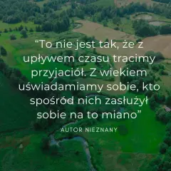 Wzruszające słowa dla przyjaciela: z wiekiem doceniamy tych, którzy zasłużyli na miano prawdziwych przyjaciół. Krajobraz pól i lasów.