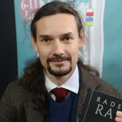 Radek Rak prezentuje swoją książkę "Agla".