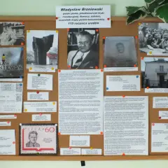 Tablica poświęcona Władysławowi Broniewskiemu. Widać zdjęcia poety, jego domu, pomnika, a także fragmenty wierszy i artykułów. Są w ojczyźnie rachunki krzywd, jak widać na tej ekspozycji.