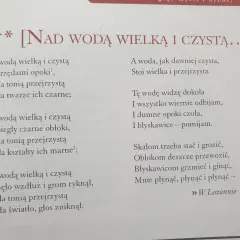 Nad wodą wielką i czystą odbijają się opoki i niebo. Woda jest przejrzysta, odbija wszystko.