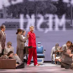 Na wsi Czechowicz, ludzie w strojach z epoki, z walizkami, w dramatycznej scenie.