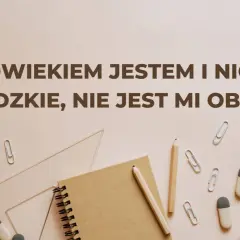 Narzędzia biurowe i cytat: "Człowiekiem jestem i nic, co ludzkie, nie jest mi obce".