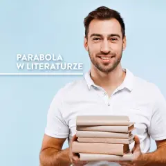 Uśmiechnięty mężczyzna trzyma stos książek. Napis "Parabola w literaturze" sugeruje, że to materiały do nauki o tej formie literackiej.
