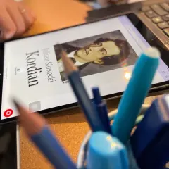 Tablet z portretem Juliusza Słowackiego i napisem "Kordian", obok piórnik z pisakami.