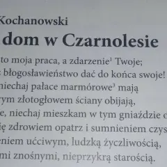Fraszka Jana Kochanowskiego "Na dom w Czarnolesie". Wiersz o skromnym, ale ukochanym domu rodzinnym.