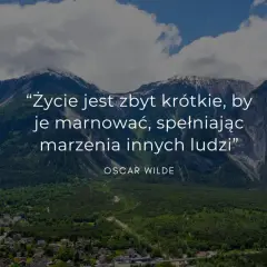 Fajne i mądre cytaty Oscara Wilde'a na tle górskiego krajobrazu. "Życie jest zbyt krótkie, by je marnować, spełniając marzenia innych ludzi".