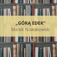 Streszczenie „Górą Edek” Marka Nowakowskiego. Książki na półkach tworzą tło dla tytułu.