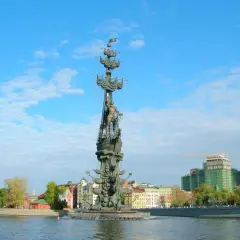 Majestatyczny pomnik Piotra Wielkiego na statku, górujący nad rzeką i panoramą miasta.