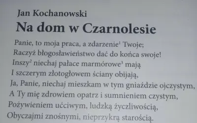 Fraszka Jana Kochanowskiego "Na dom w Czarnolesie". Wiersz o skromnym, ale ukochanym domu rodzinnym.