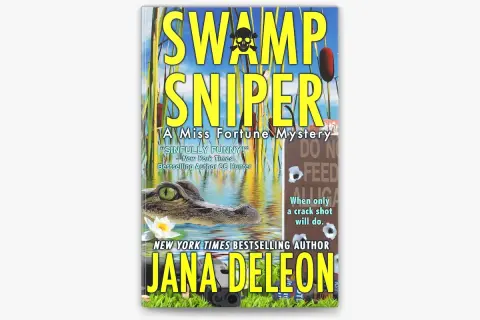 Okładka książki "Swamp Sniper". Aligator wynurza się z wody, a w tle widać trzciny i tabliczkę "DO NOT FEED ALLIGATOR". To historia o dziewczynie z bagien.