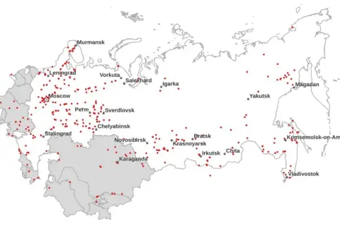 Mapa ZSRR z czerwonymi kropkami oznaczającymi łagry. Widać rozmieszczenie łagrów od Murmańska po Władywostok.