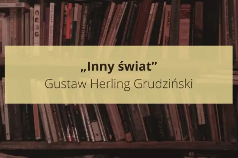 Na półce z książkami widnieje cytat „Inny świat” Gustawa Herlinga-Grudzińskiego, zapraszając do podróży w nieznane.