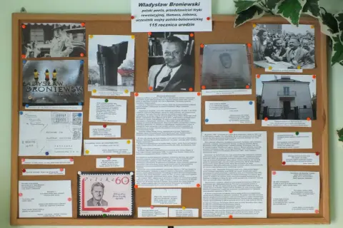 Tablica poświęcona Władysławowi Broniewskiemu. Widać zdjęcia poety, jego domu, pomnika, a także fragmenty wierszy i artykułów. Są w ojczyźnie rachunki krzywd, jak widać na tej ekspozycji.