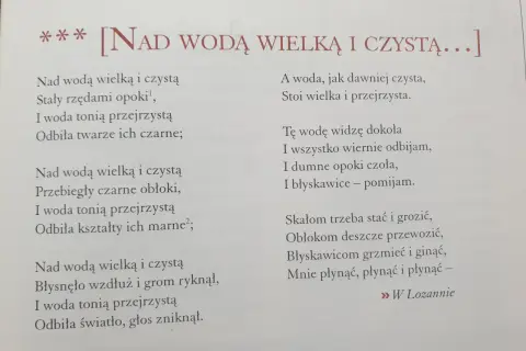Nad wodą wielką i czystą odbijają się opoki i niebo. Woda jest przejrzysta, odbija wszystko.