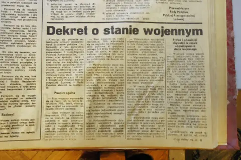 Dekret o stanie wojennym: prawa i obowiązki obywateli. Dokument opisuje wprowadzenie stanu wojennego w PRL.