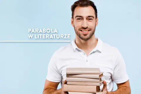 Uśmiechnięty mężczyzna trzyma stos książek. Napis "Parabola w literaturze" sugeruje, że to materiały do nauki o tej formie literackiej.