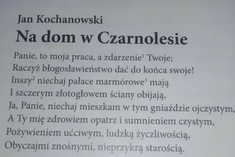 Fraszka Jana Kochanowskiego "Na dom w Czarnolesie". Wiersz o skromnym, ale ukochanym domu rodzinnym.