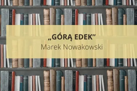 Streszczenie „Górą Edek” Marka Nowakowskiego. Książki na półkach tworzą tło dla tytułu.