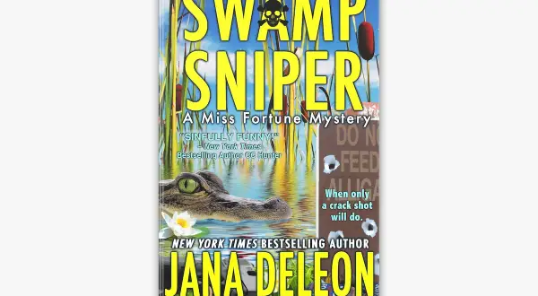 Okładka książki "Swamp Sniper". Aligator wynurza się z wody, a w tle widać trzciny i tabliczkę "DO NOT FEED ALLIGATOR". To historia o dziewczynie z bagien.