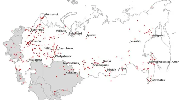 Mapa ZSRR z czerwonymi kropkami oznaczającymi łagry. Widać rozmieszczenie łagrów od Murmańska po Władywostok.