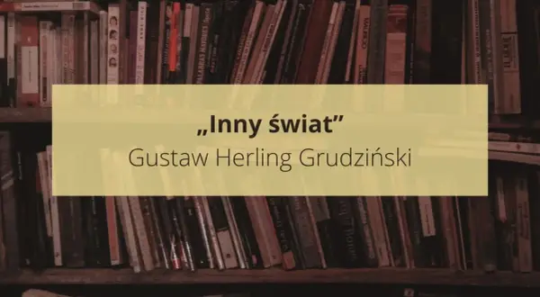 Na półce z książkami widnieje cytat „Inny świat” Gustawa Herlinga-Grudzińskiego, zapraszając do podróży w nieznane.
