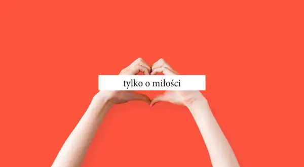 Dłonie tworzą serce na tle w kolorze koralowym. Biały prostokąt z napisem "tylko o miłości" sugeruje, że to miejsce na cytaty o miłości.
