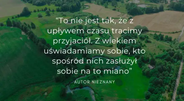 Wzruszające słowa dla przyjaciela: z wiekiem doceniamy tych, którzy zasłużyli na miano prawdziwych przyjaciół. Krajobraz pól i lasów.