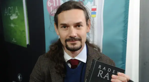 Radek Rak prezentuje swoją książkę "Agla".