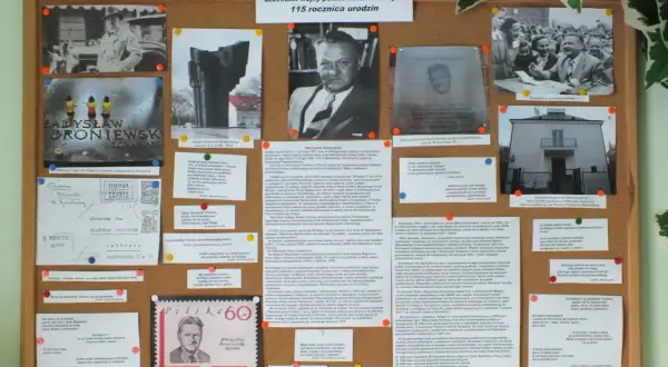 Tablica poświęcona Władysławowi Broniewskiemu. Widać zdjęcia poety, jego domu, pomnika, a także fragmenty wierszy i artykułów. Są w ojczyźnie rachunki krzywd, jak widać na tej ekspozycji.