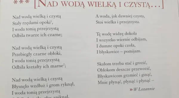Nad wodą wielką i czystą odbijają się opoki i niebo. Woda jest przejrzysta, odbija wszystko.