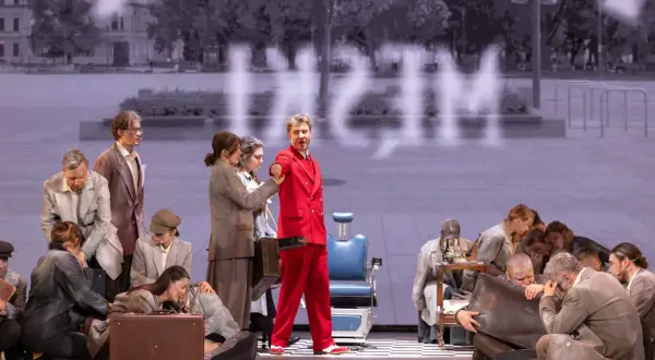 Na wsi Czechowicz, ludzie w strojach z epoki, z walizkami, w dramatycznej scenie.
