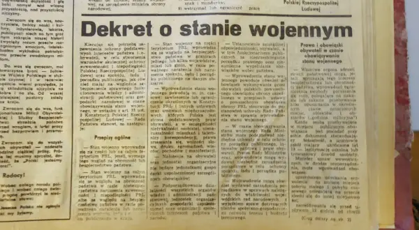 Dekret o stanie wojennym: prawa i obowiązki obywateli. Dokument opisuje wprowadzenie stanu wojennego w PRL.