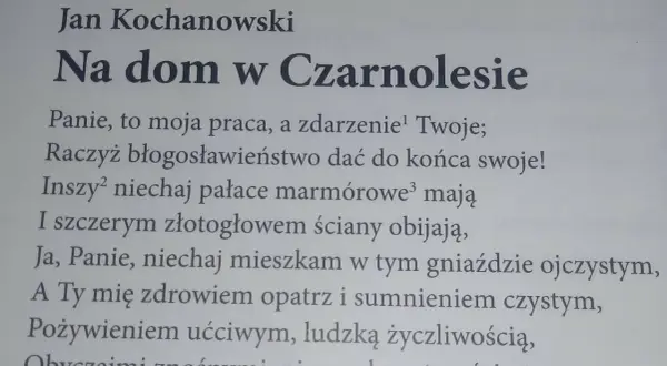 Fraszka Jana Kochanowskiego "Na dom w Czarnolesie". Wiersz o skromnym, ale ukochanym domu rodzinnym.