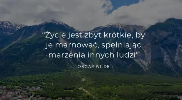 Fajne i mądre cytaty Oscara Wilde'a na tle górskiego krajobrazu. "Życie jest zbyt krótkie, by je marnować, spełniając marzenia innych ludzi".