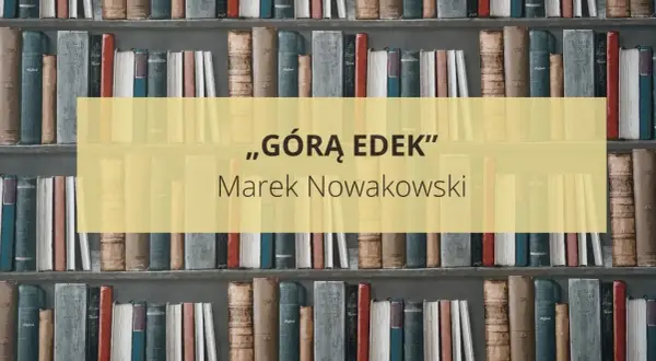 Streszczenie „Górą Edek” Marka Nowakowskiego. Książki na półkach tworzą tło dla tytułu.
