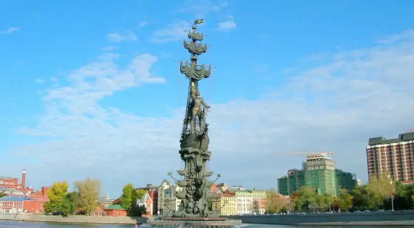 Majestatyczny pomnik Piotra Wielkiego na statku, górujący nad rzeką i panoramą miasta.