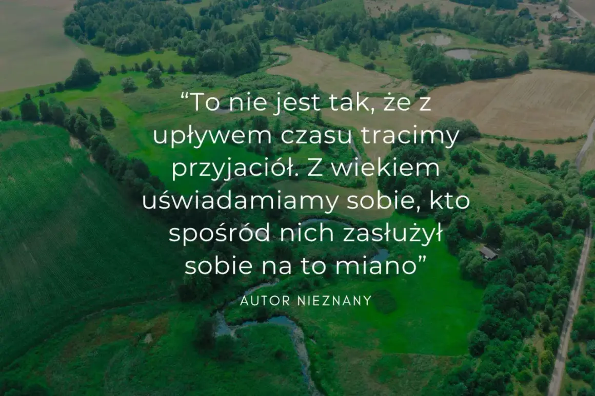 Wzruszające słowa dla przyjaciela: z wiekiem doceniamy tych, którzy zasłużyli na miano prawdziwych przyjaciół. Krajobraz pól i lasów.