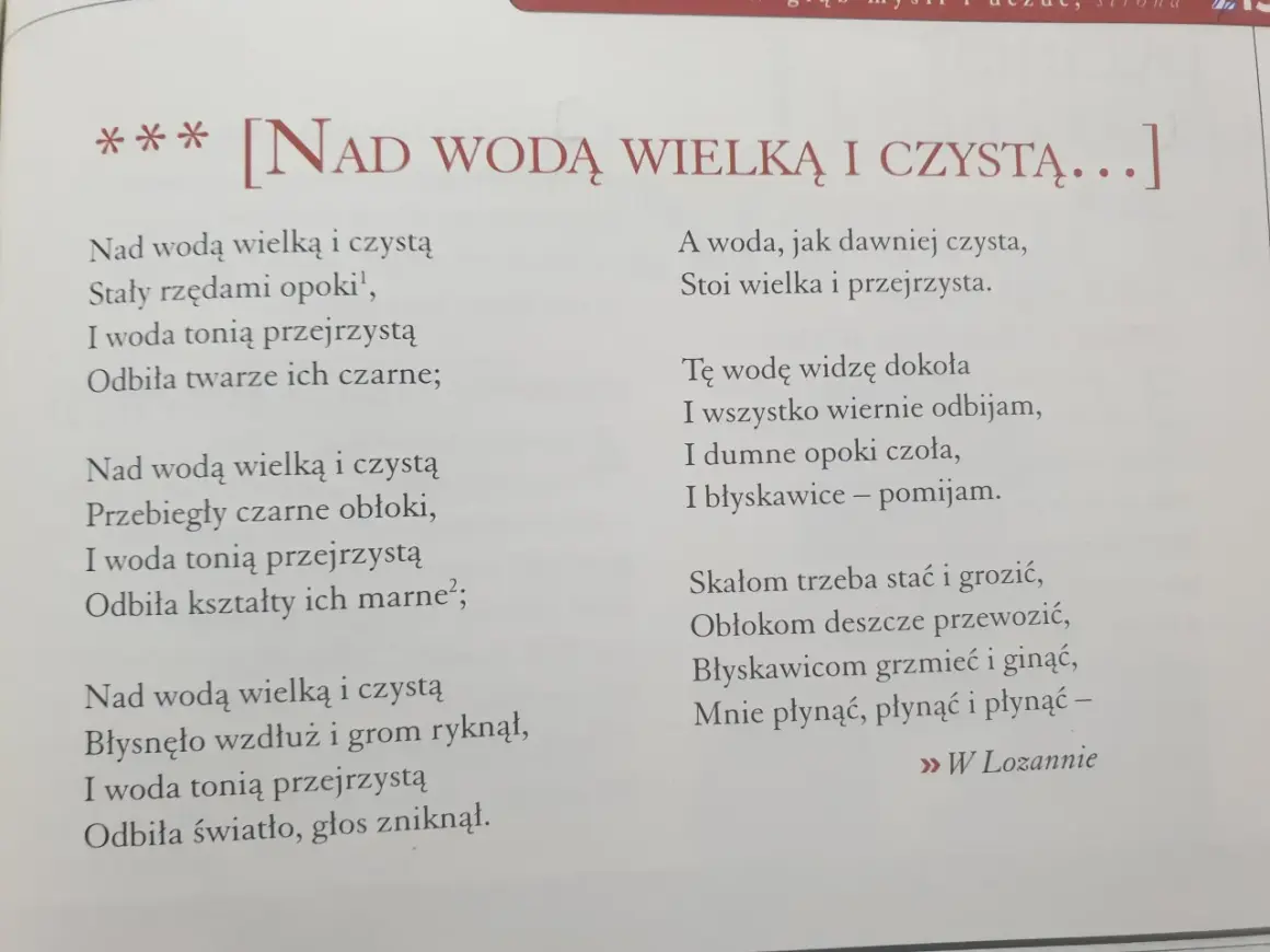 Nad wodą wielką i czystą odbijają się opoki i niebo. Woda jest przejrzysta, odbija wszystko.