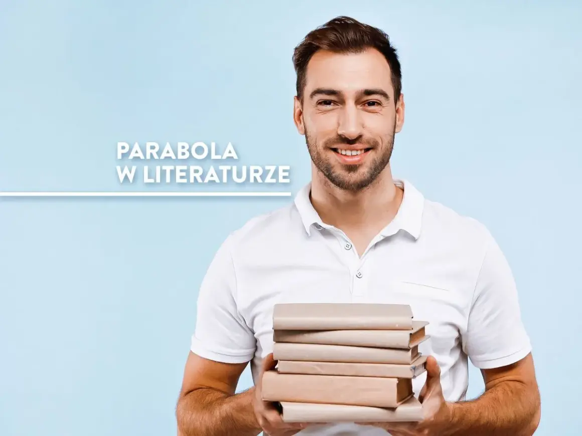 Uśmiechnięty mężczyzna trzyma stos książek. Napis "Parabola w literaturze" sugeruje, że to materiały do nauki o tej formie literackiej.