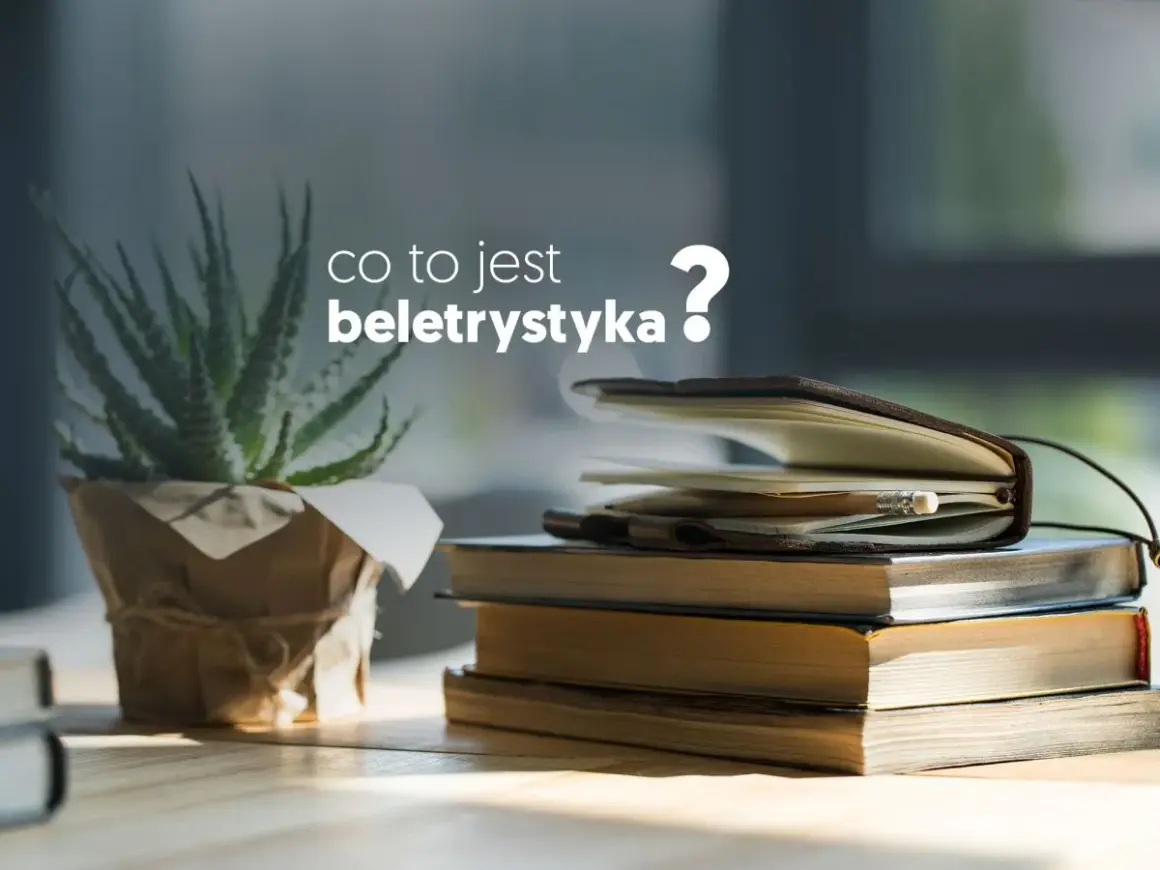 Co to jest beletrystyka? Stos książek i notes z ołówkiem na biurku, obok rośliny.