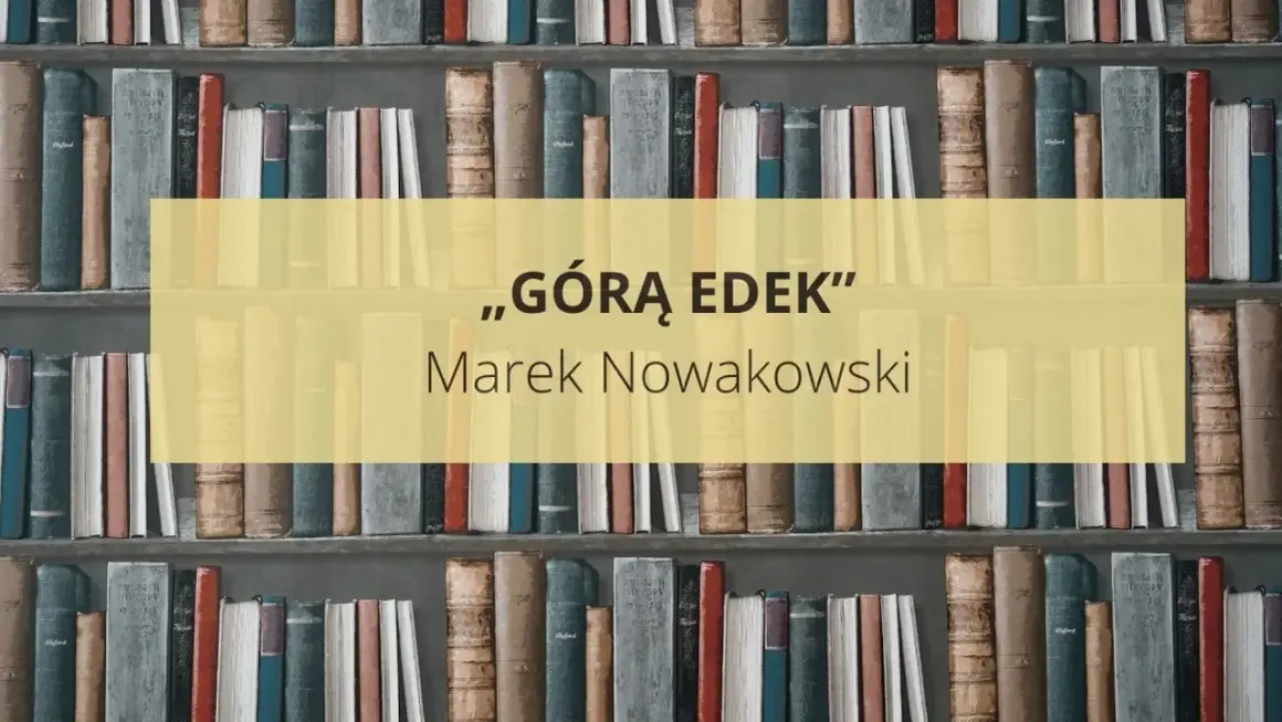 Streszczenie „Górą Edek” Marka Nowakowskiego. Książki na półkach tworzą tło dla tytułu.