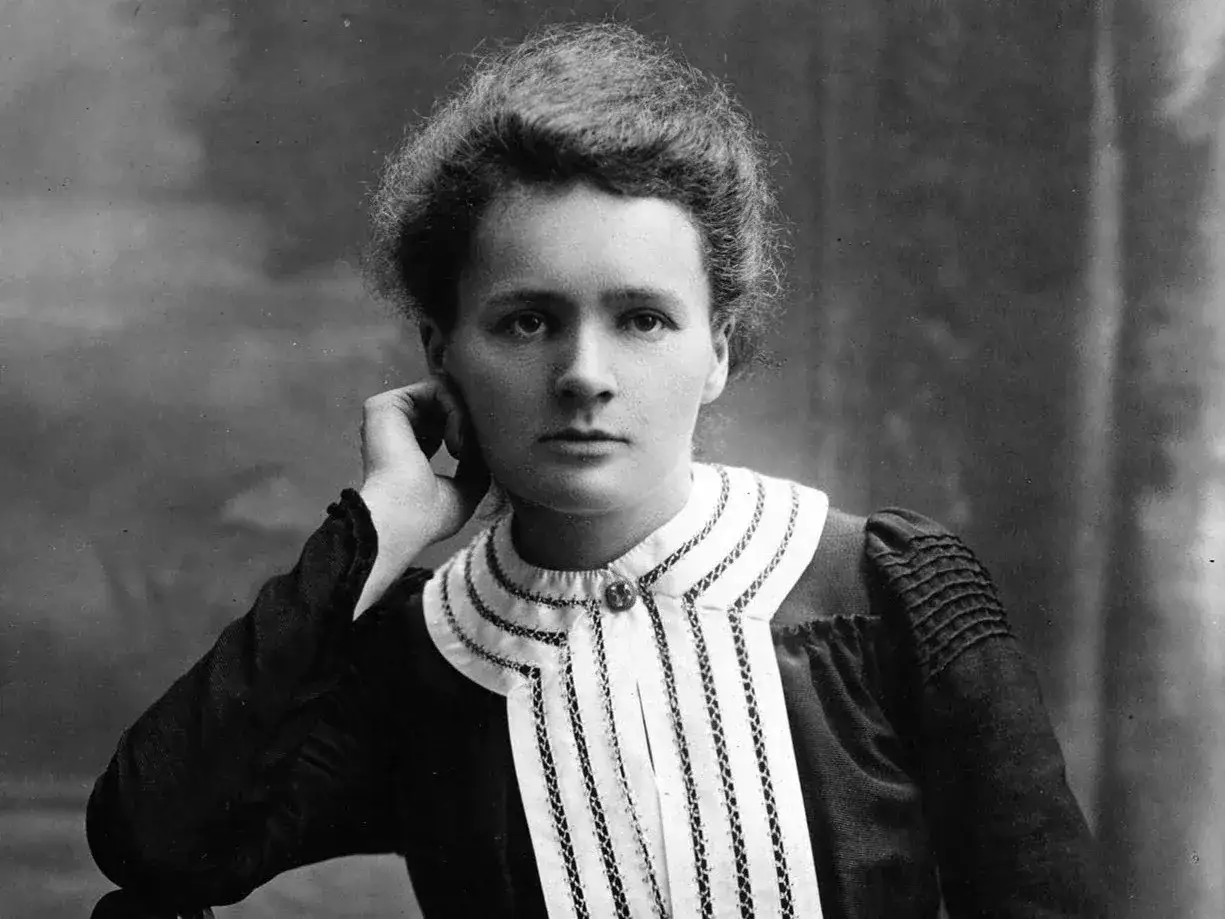 Portret Marii Skłodowskiej-Curie. Jej determinacja i pasja do nauki sprawiły, że była dziewczyną inna niż wszystkie. Streszczenie jej życia to historia o przełamywaniu barier.