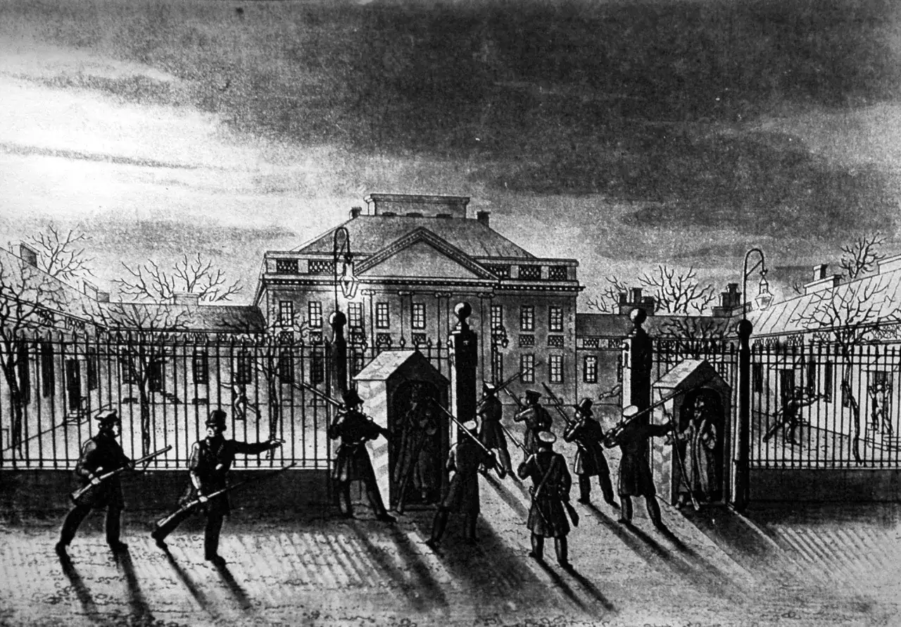 Ilustracja przedstawia scenę z nocnego ataku na Belweder, symbolizującą przyczyny powstania listopadowego. Żołnierze z karabinami zbliżają się do budynku.