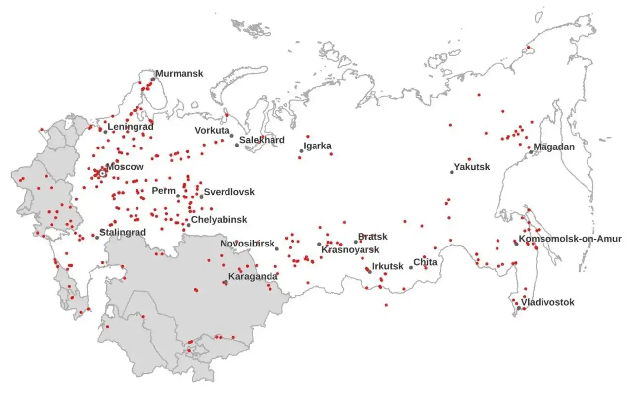 Mapa ZSRR z czerwonymi kropkami oznaczającymi łagry. Widać rozmieszczenie łagr&oacute;w od Murmańska po Władywostok.